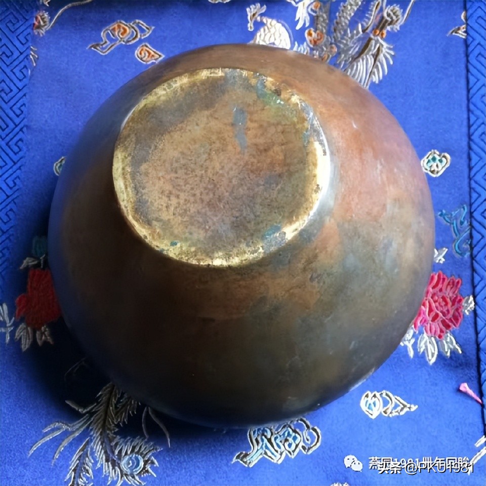 带底座铜香炉图片,带铜锈香炉