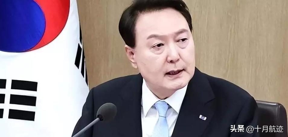 韩国酒店故意*绑捆**五星红旗，中国小伙忍无可忍，果断出手