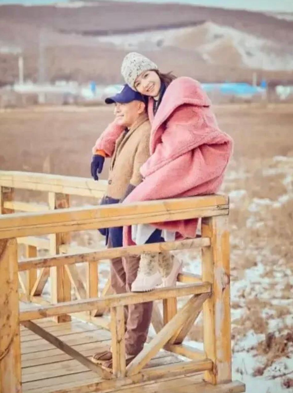 41岁刘涛穿亮片礼服惊艳全场,刘涛以一袭粉色连衣长裙亮相