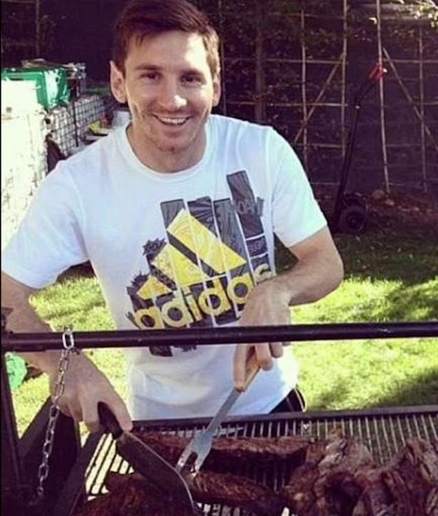 梅西圆梦C罗落寞，一个决定产生的生涯差距！4个烤肉炉助梅西登基