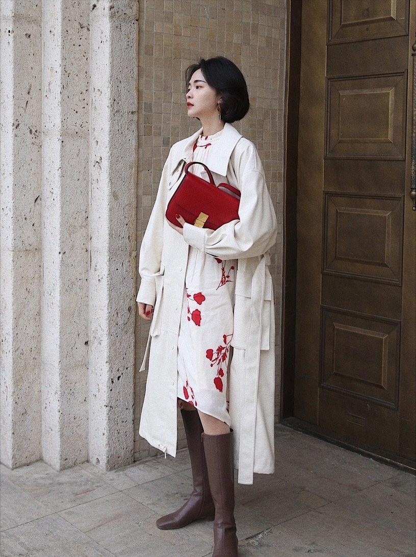 春天深蓝色风衣怎么搭配好看,春天军绿色的风衣配什么好看