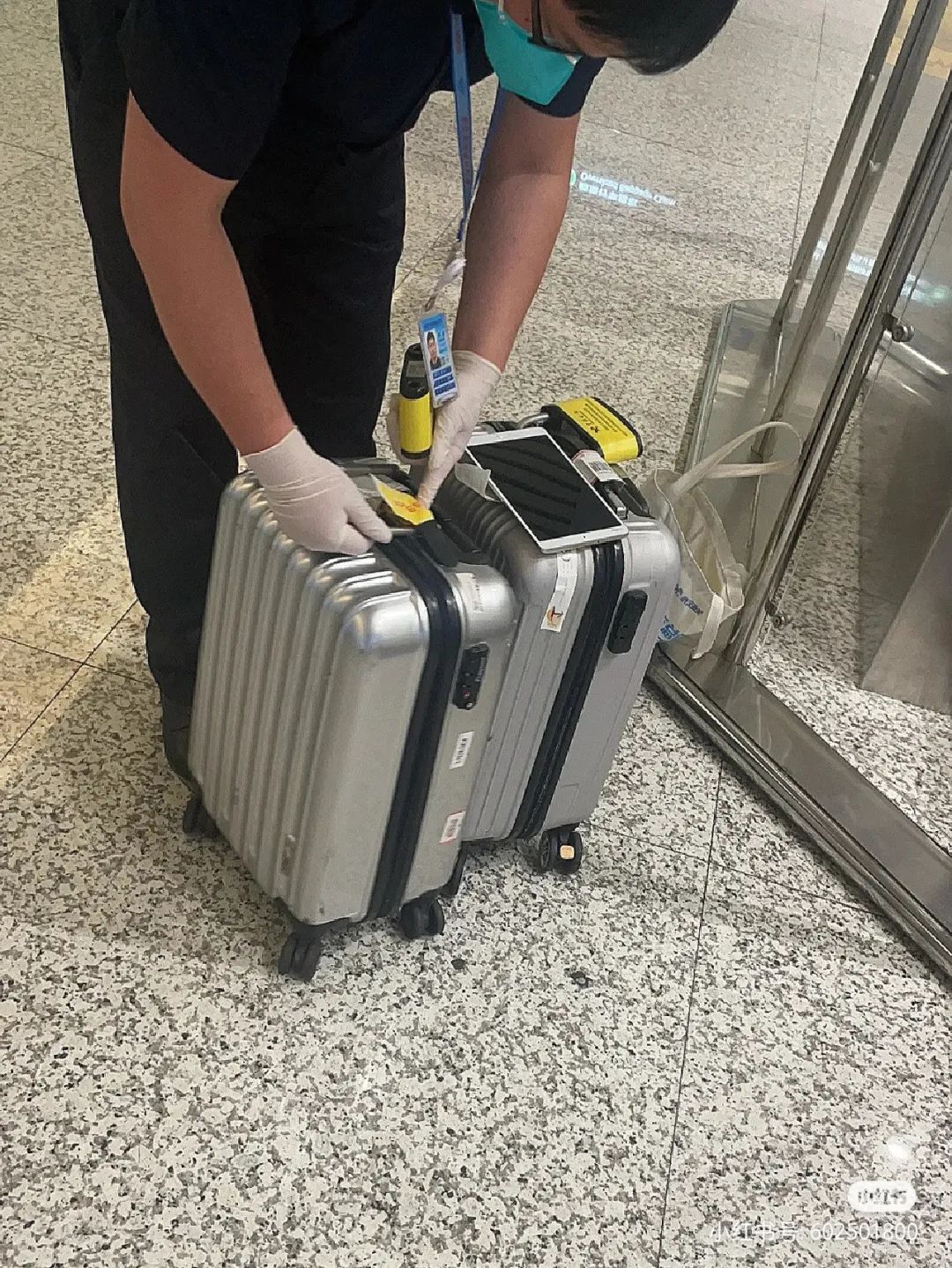 境外回国下飞机查得严吗 (华人回国一下飞机行李就被上锁)