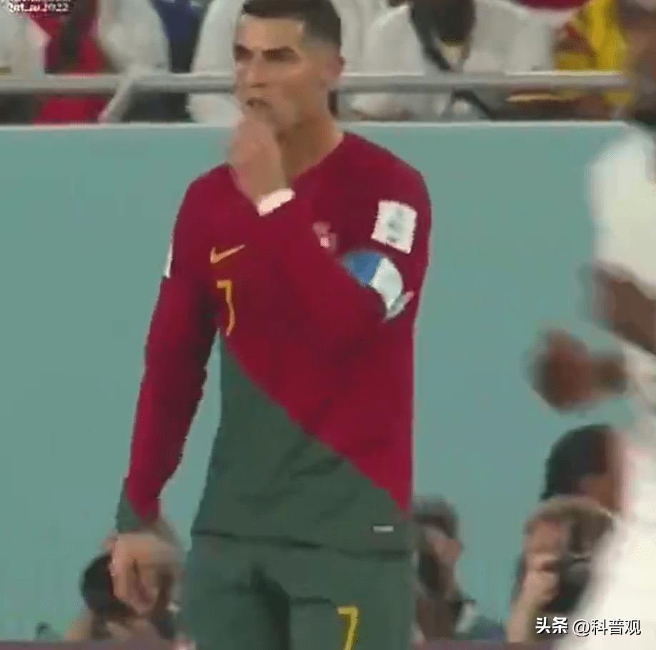 c罗掏出不明物体吃的是啥,c罗裤衩藏小零食
