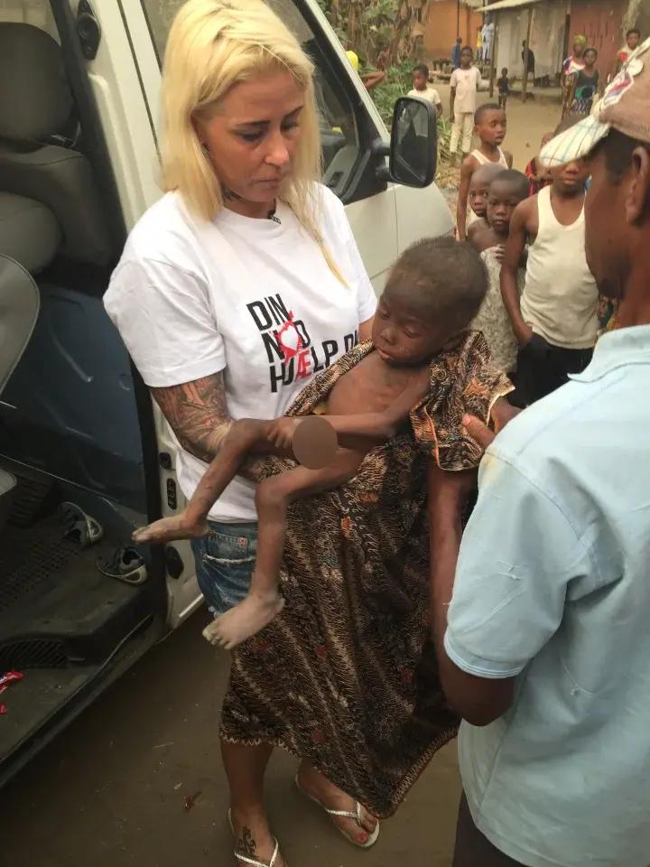 2016年,那个被白人美女喂水喝的2岁非洲小男孩,后来怎么样了?