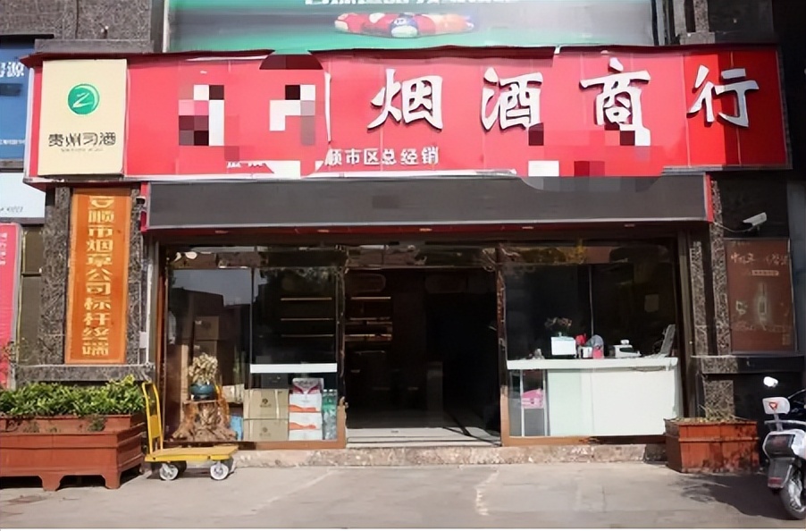 2012年，山西大爷无意捡到三个酒瓶，十年后出手竟卖出了天价