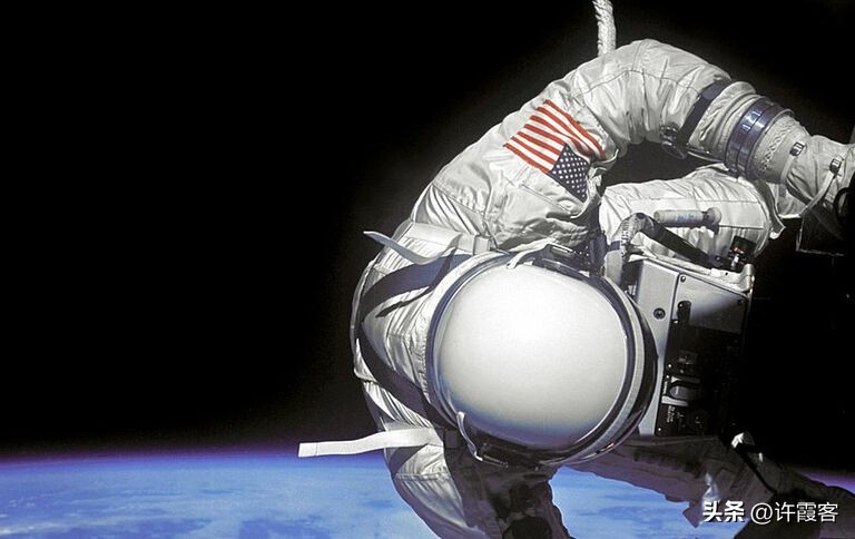 九死一生的阿波罗登月计划，实验中死亡三人，阿姆斯特朗差点牺牲