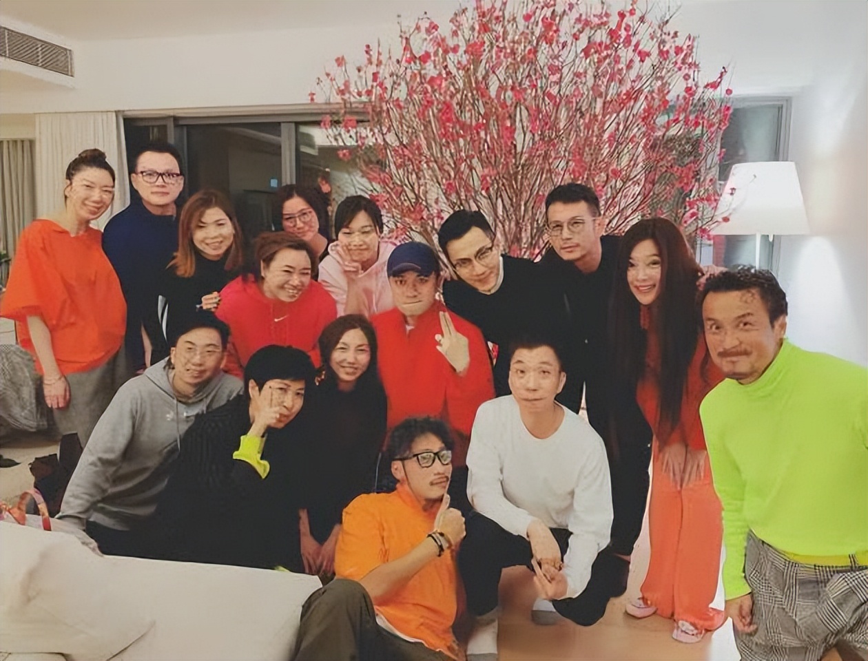 她是香港名媛,25岁放弃家族事业与古巨基谈恋爱,52岁在美国产子