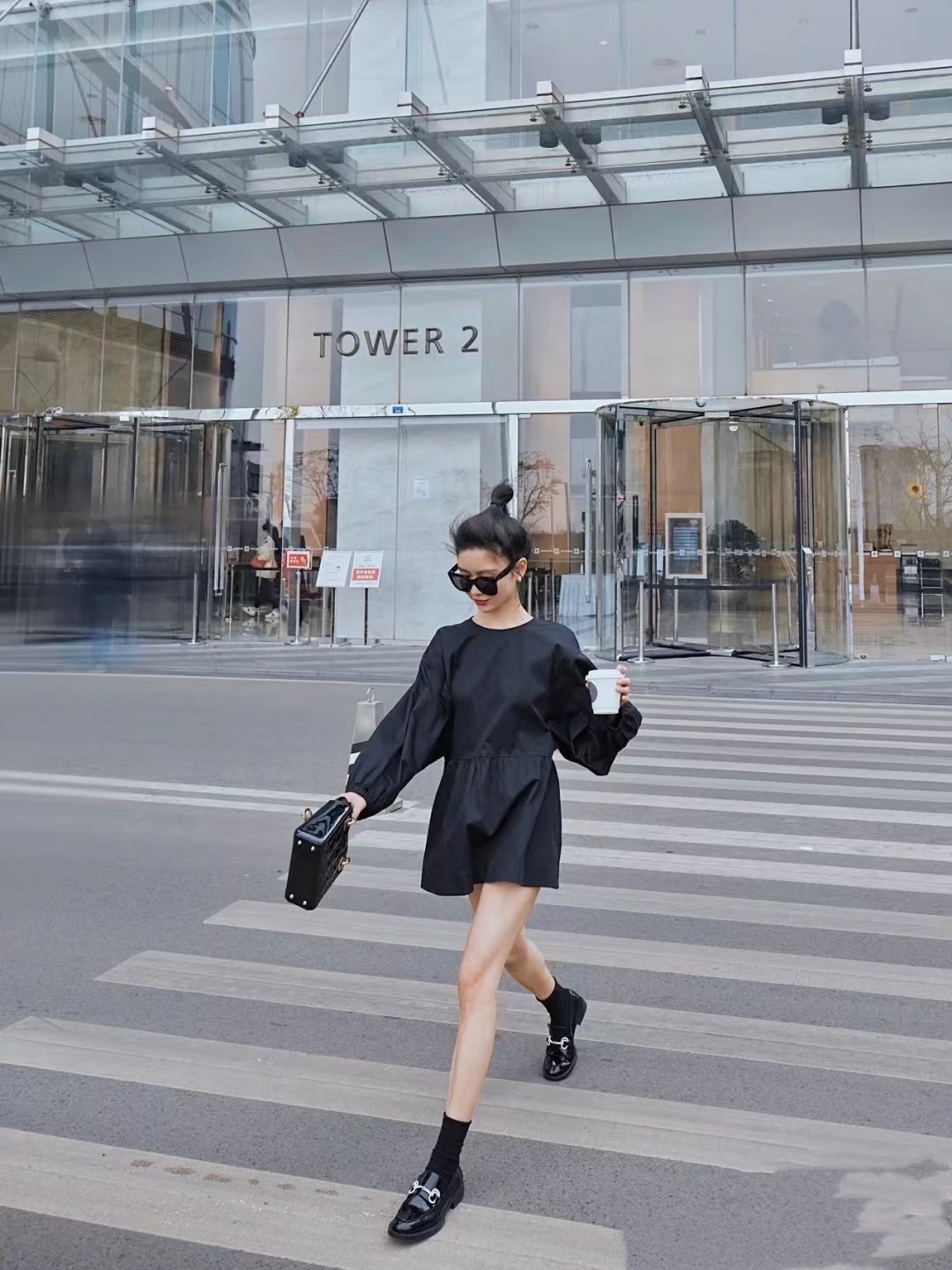 乐福鞋怎么穿才好看呢,春天乐福鞋白色好搭还是黑色好搭