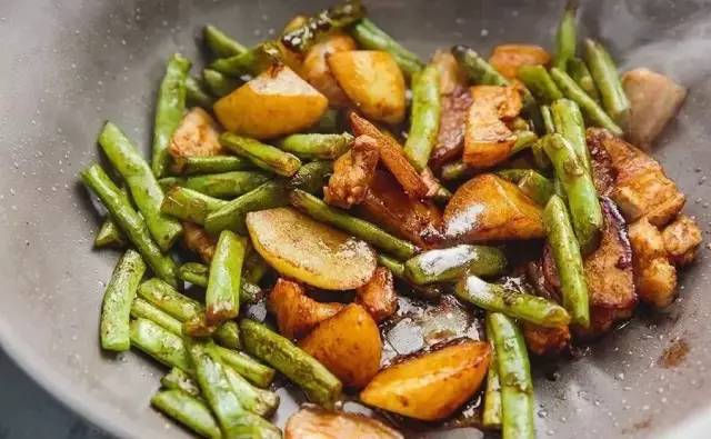 芸豆土豆焖面的做法,南瓜土豆焖面的做法