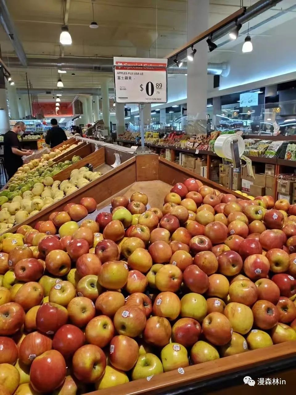 哇哦!原来美国大城市也有人摆地摊卖菜