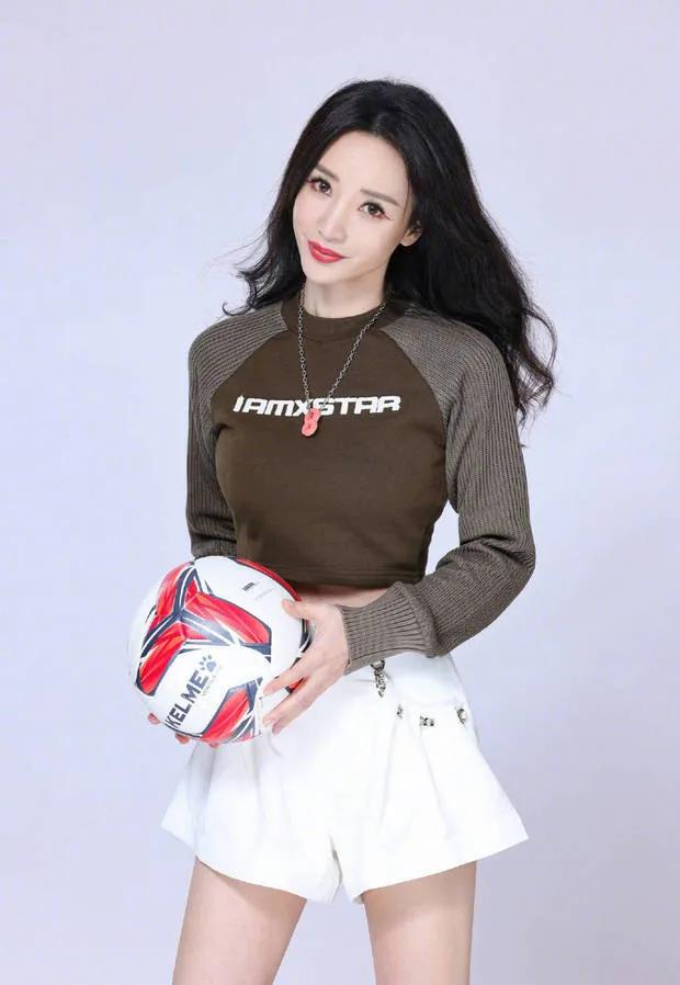 柳岩是怎么成为足球宝贝的,柳岩化身足球宝贝助威世界杯