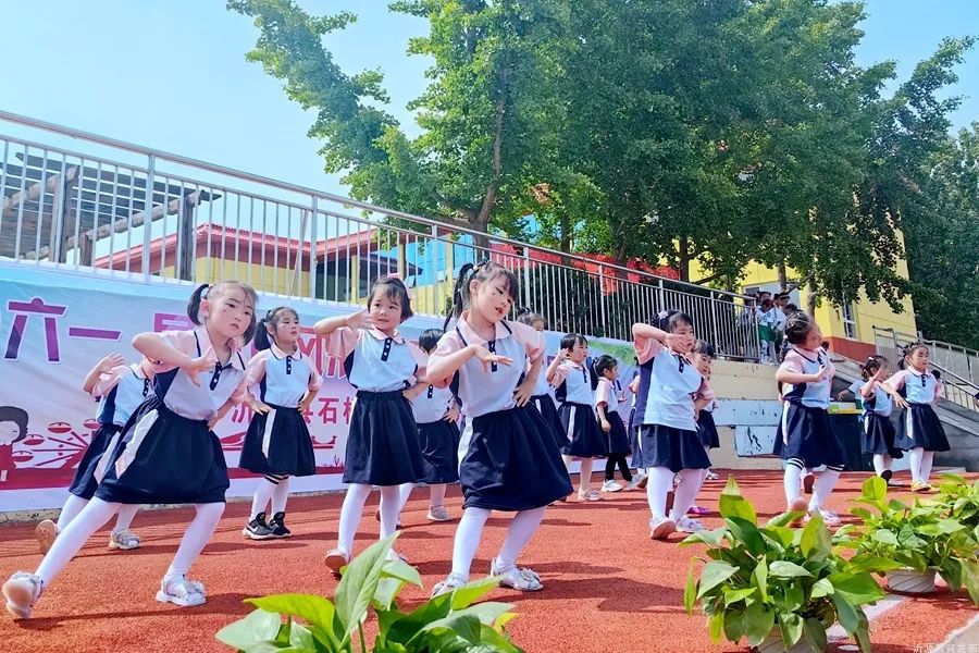 六一儿童节花儿与少年,六一儿童节花儿向阳开