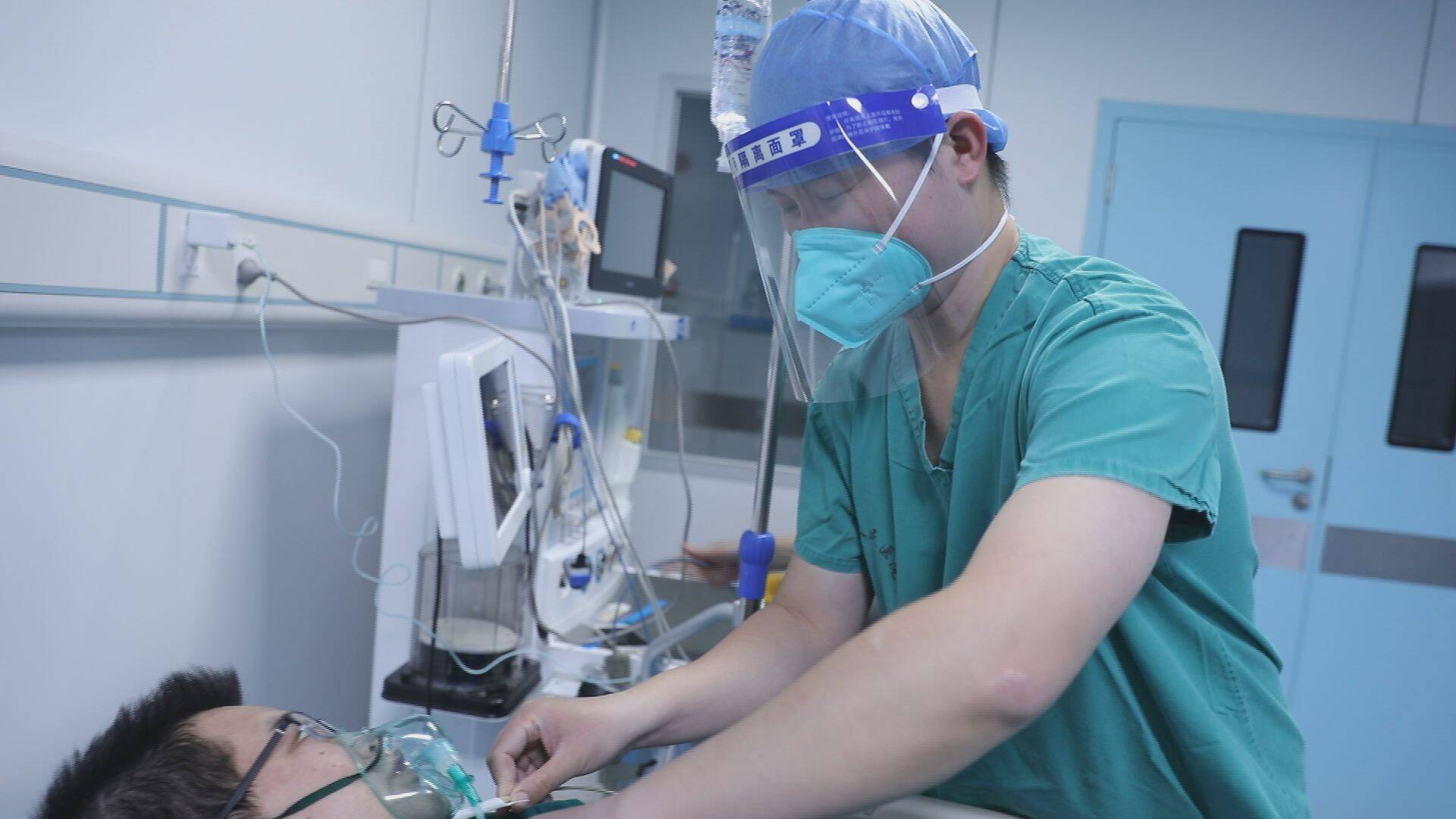 无影灯下的守护者医路有你,无影灯下的生命保护神