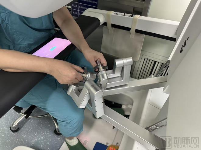 南昌大学一附院完成首例佗灵®腔镜手术机器人妇科临床试验