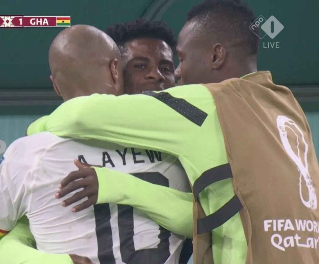 足球名画梅西c罗,c罗回应梅西晒球衣名画