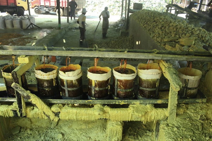 印度尼西亚火山矿工,印尼矿工火山口采硫磺