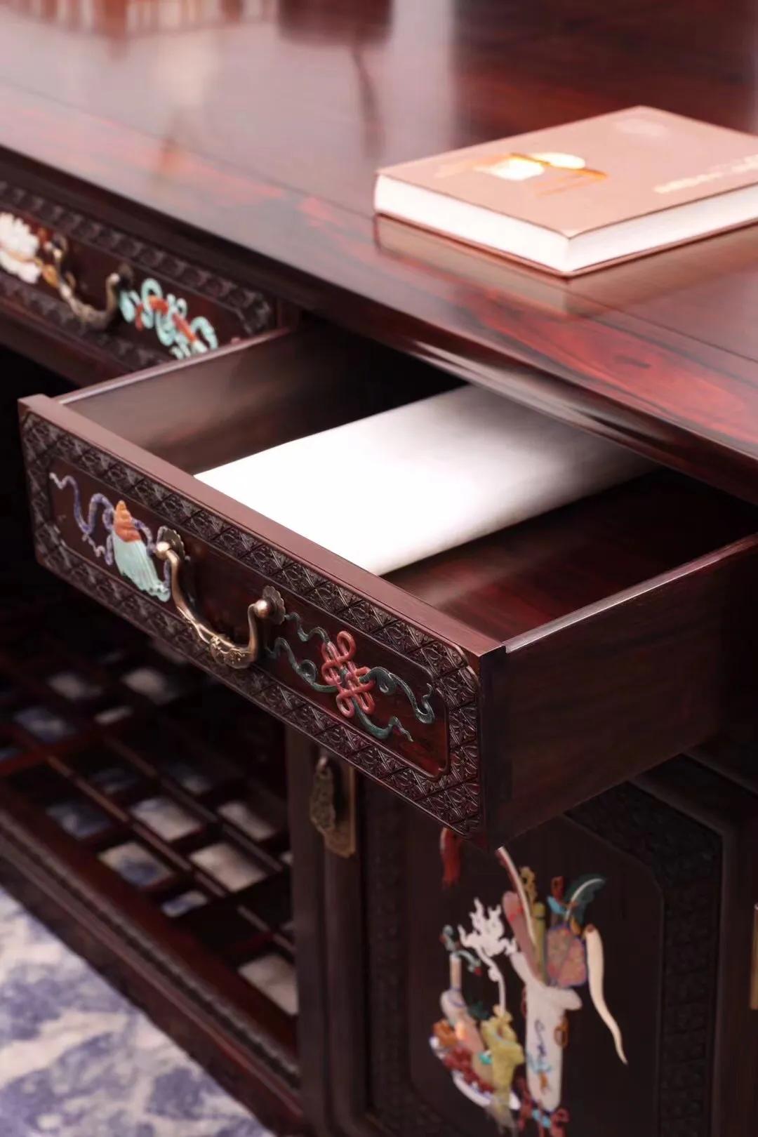 酸枝百宝嵌博古文办公桌「材质」：大红酸枝（学名：交趾黄檀