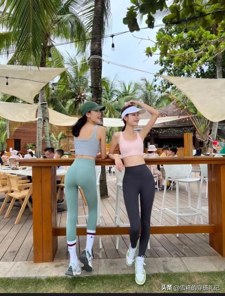 瑜伽裤外穿瑜伽服也能搭出时尚感,宽松裤瑜伽服穿搭白色