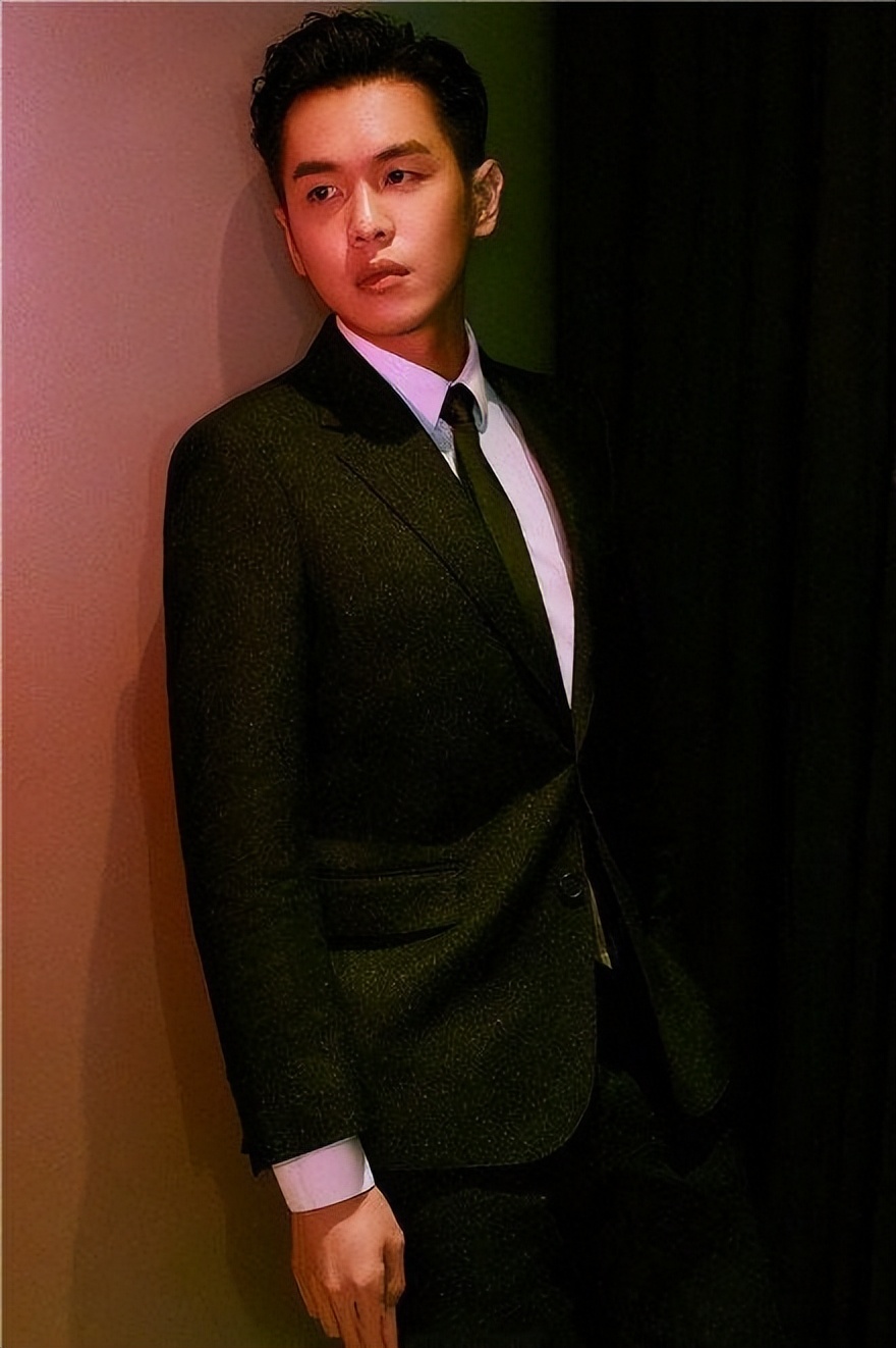 十位穿西装的男明星你最喜欢谁,穿西装很帅的一个男的