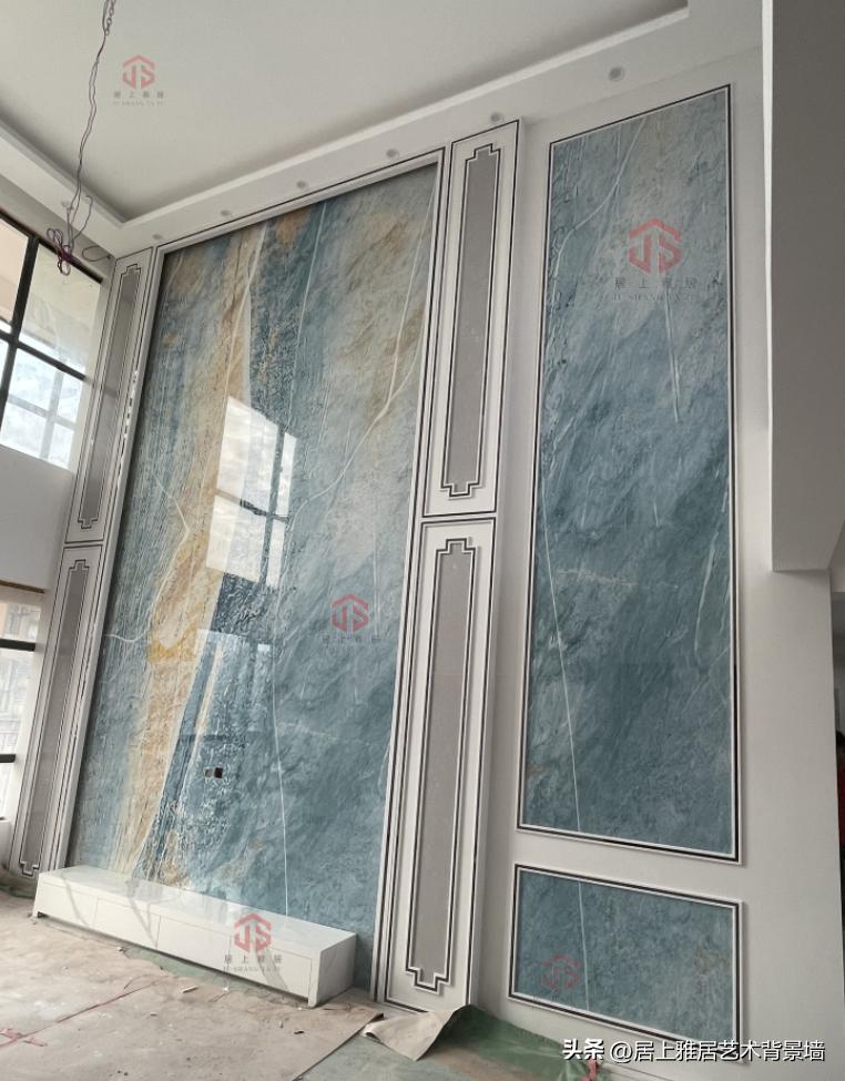 复式楼挑空客厅岩板背景墙效果图,岩板复式挑空背景墙