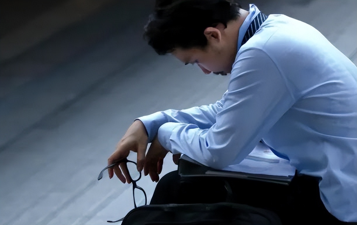 胸口突然刺痛一下几秒就好了,右乳房靠近胸口处刺痛是心脏病吗