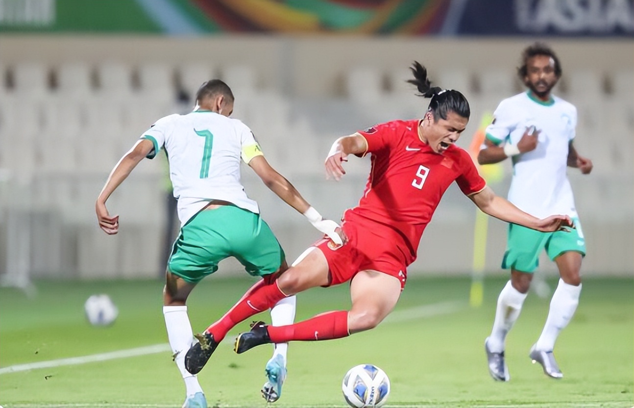 男足董路巩汉林,董路发文评巩汉林谈国足薪资