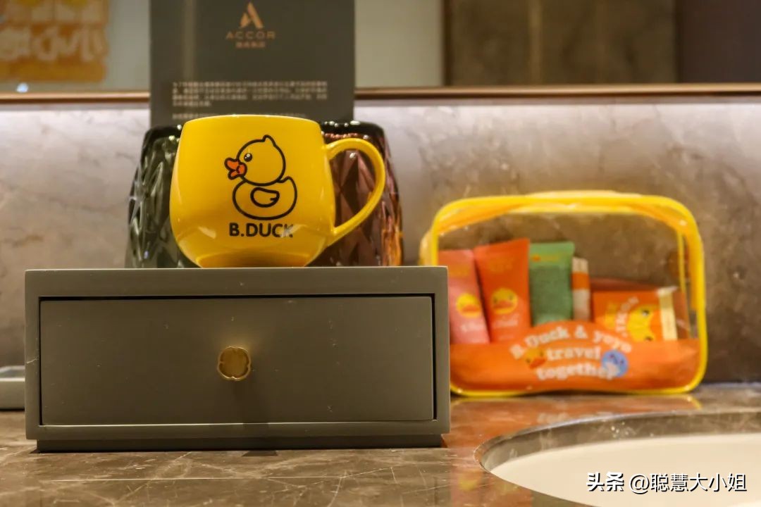 昆明旁边的小城，有山有湖好舒服