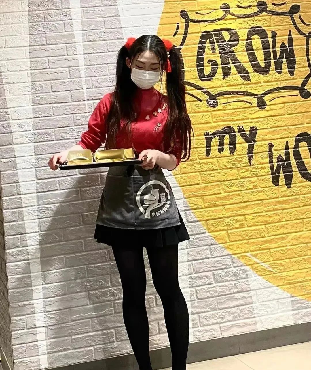 麦当劳里面的制服,麦当劳制服一样吗