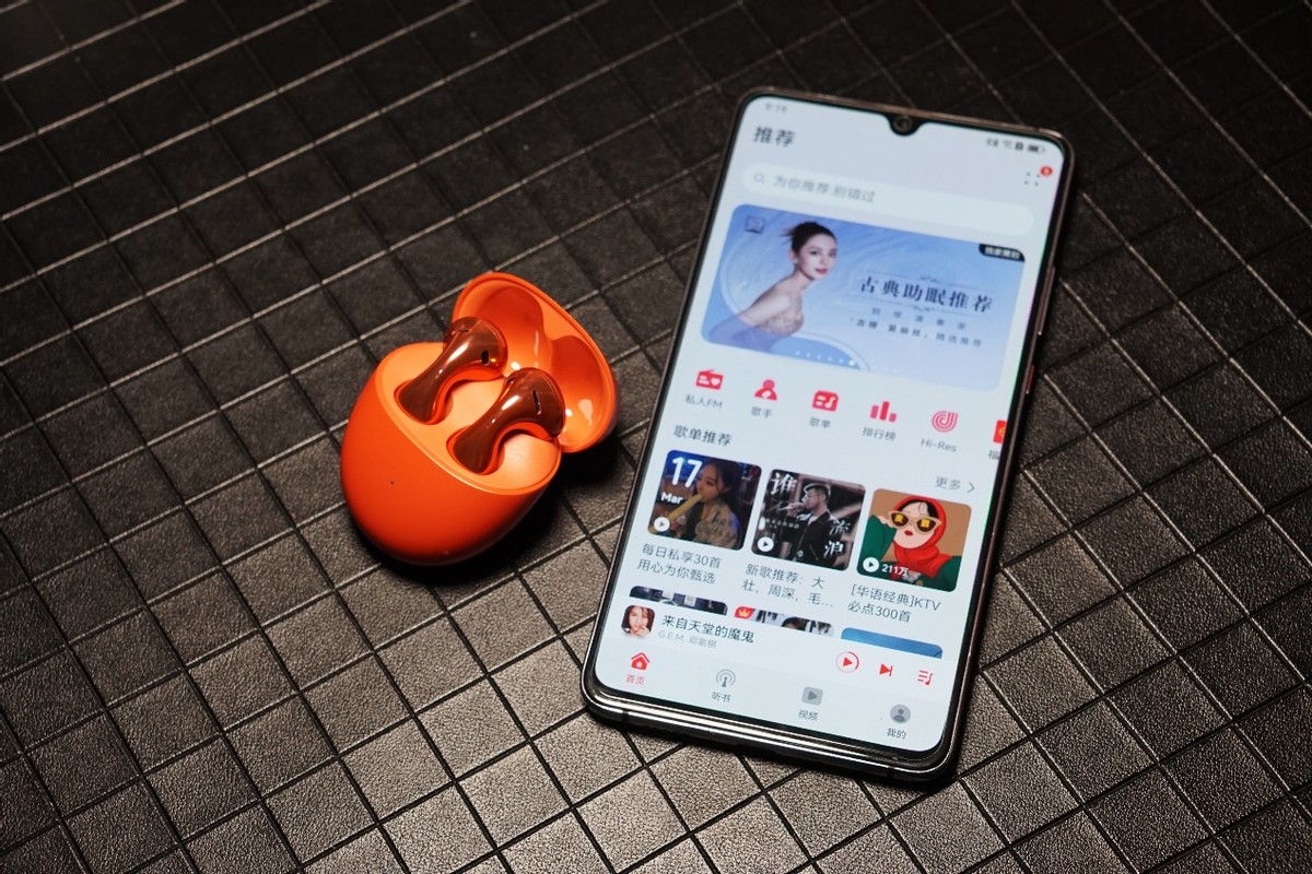 华为耳机freebuds5蓝色试戴效果,华为水滴耳机freebuds5值得买吗