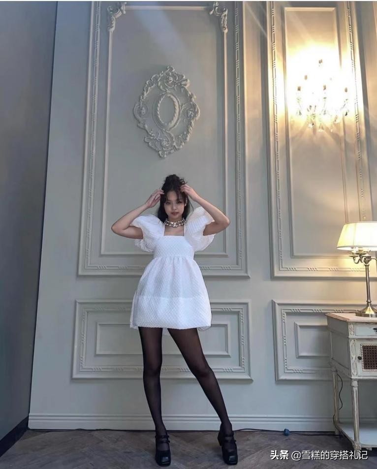 今年流行丝袜颜色穿法,今年最流行的丝袜穿法