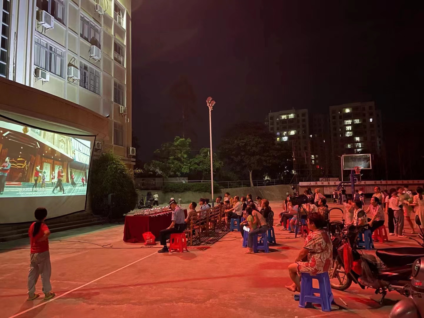 带你归家禁毒电影进社区,组织观看禁毒电影带你归家