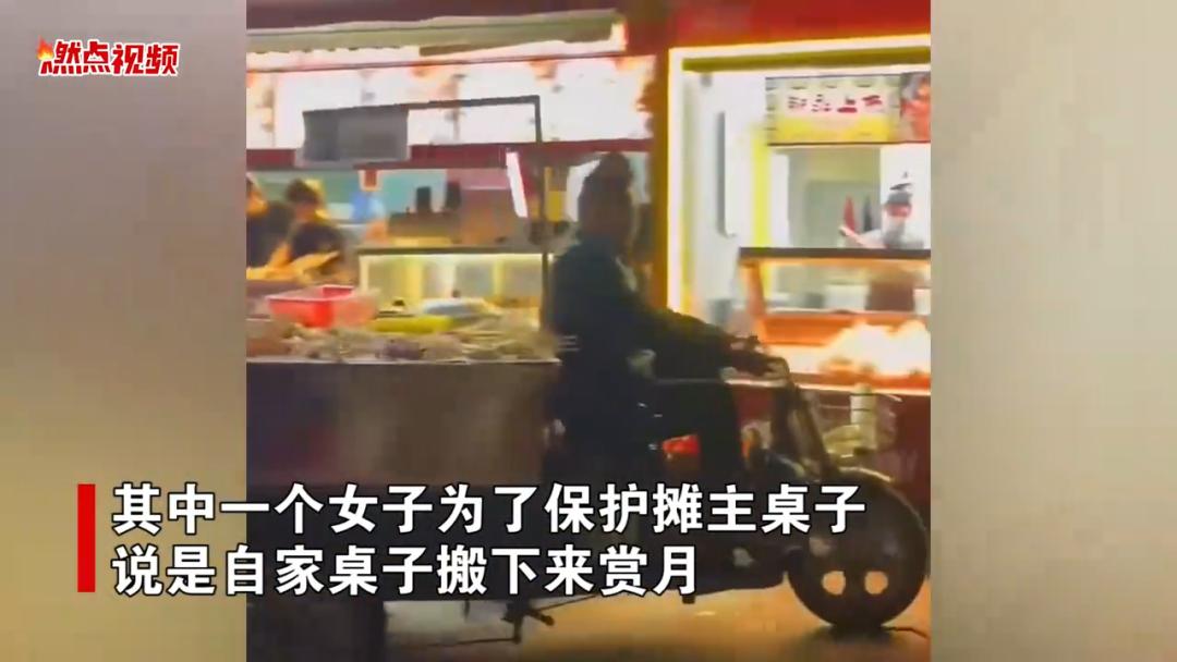 年轻人吃路边摊时遇到老板跑路,男子吃路边摊老板跑路后续