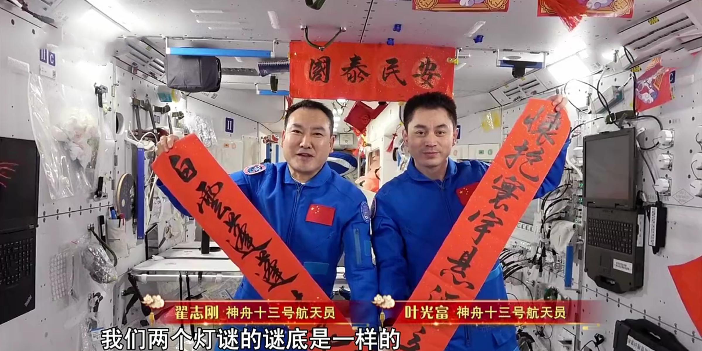 宋轶央视春晚公主半扎发,宋轶春晚服装