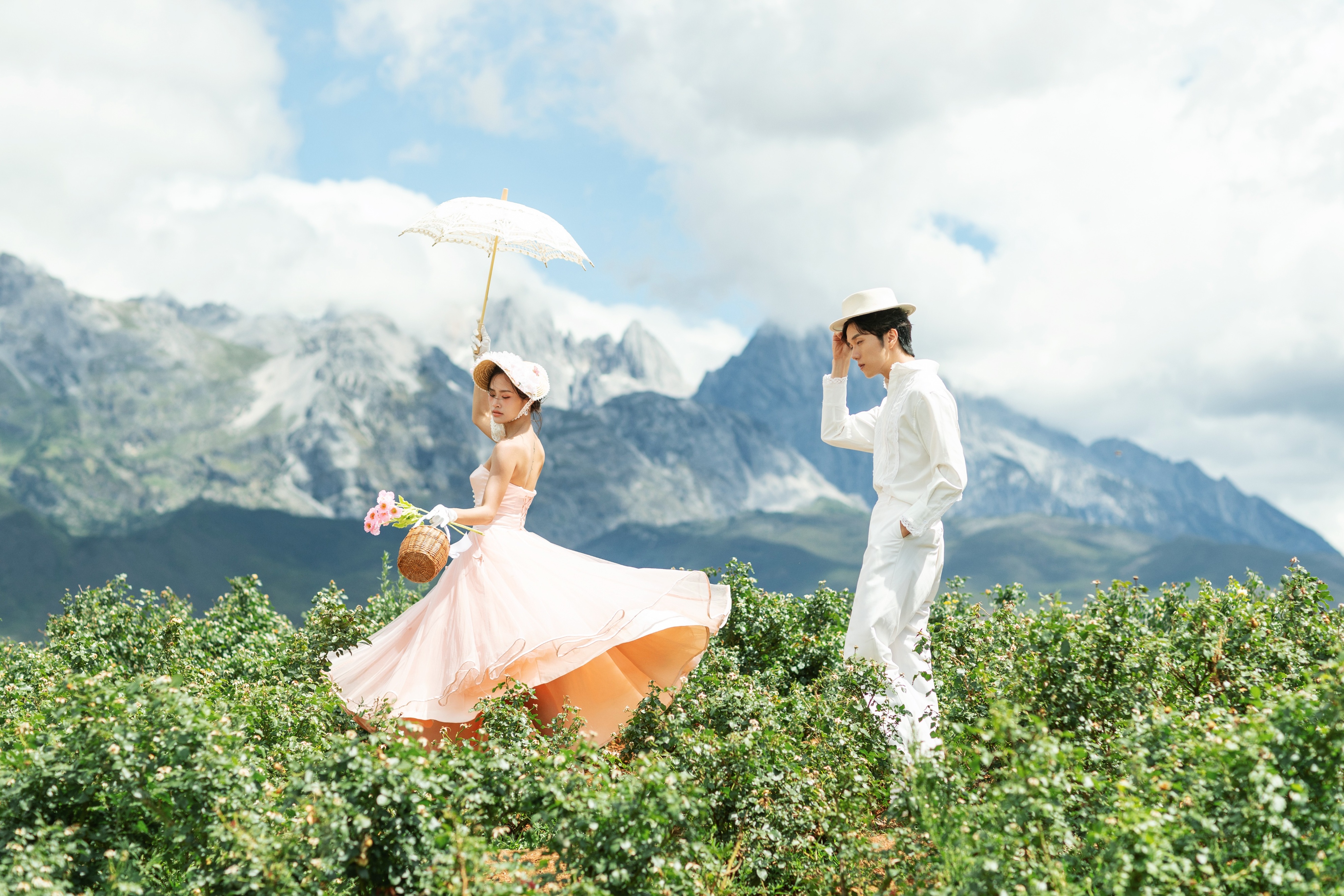 丽江束河古镇客栈楼顶婚纱照旅拍,阜阳丽江婚纱照旅拍推荐