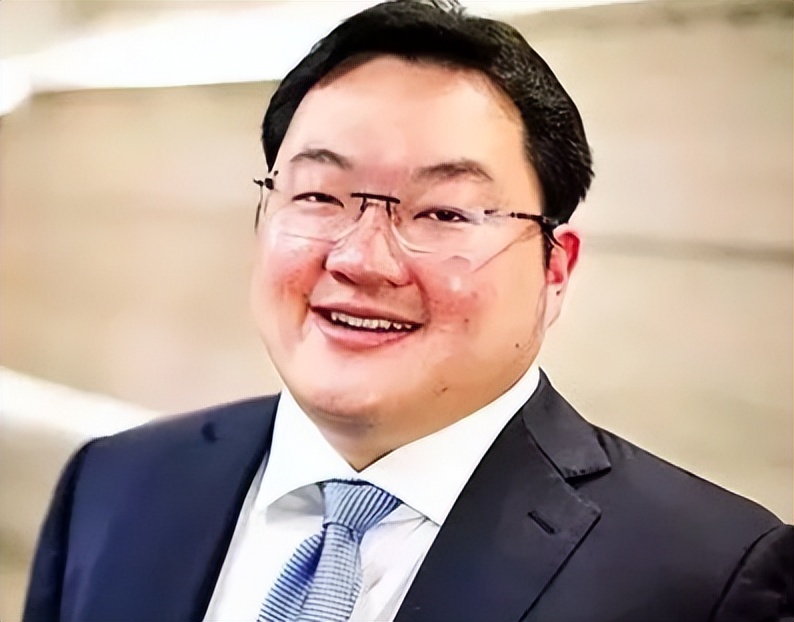 他曾包下报纸版面求婚萧亚轩，送超模2.5亿游艇，如今沦为通缉犯