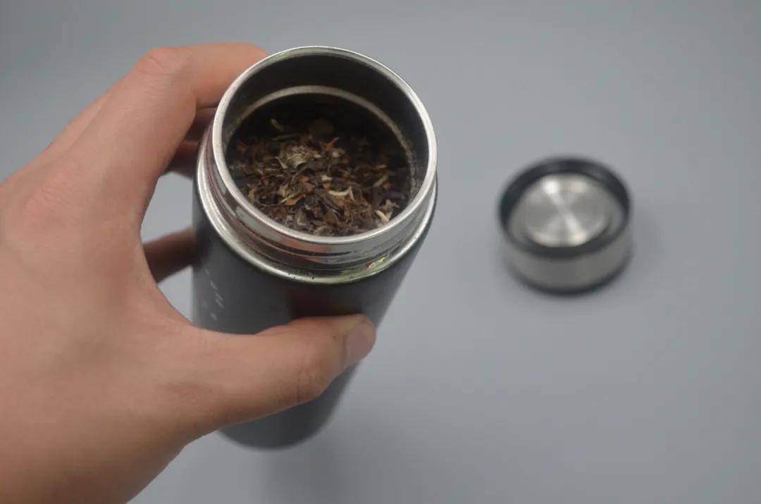 你家的旧保温杯还舍得扔掉吗,家里的旧保温杯太多了怎么办