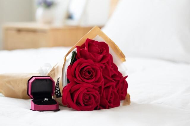 男人跟其他女人暧昧会有什么表现,男人和女人有暧昧有什么表现