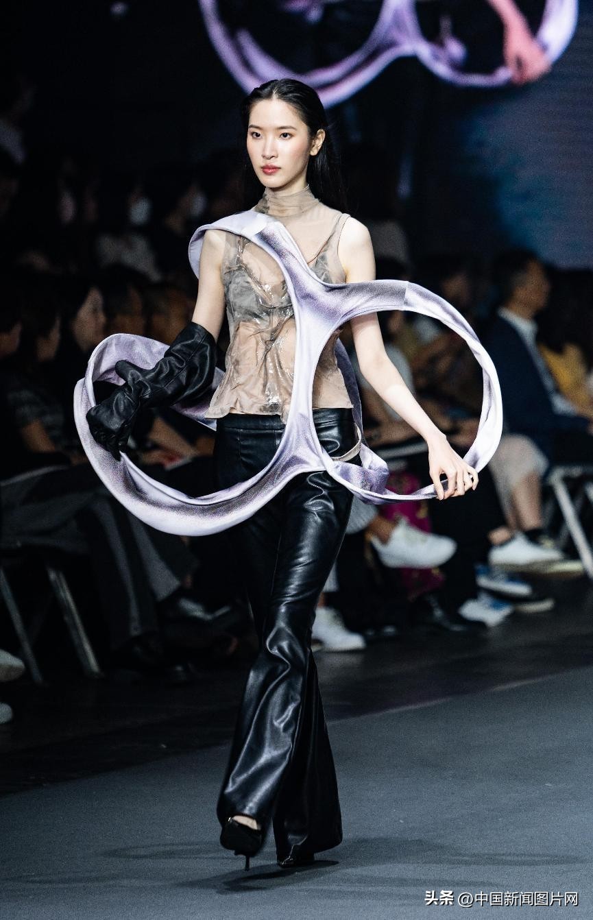 香港理工大学学生时装设计秀呈现缤纷色彩