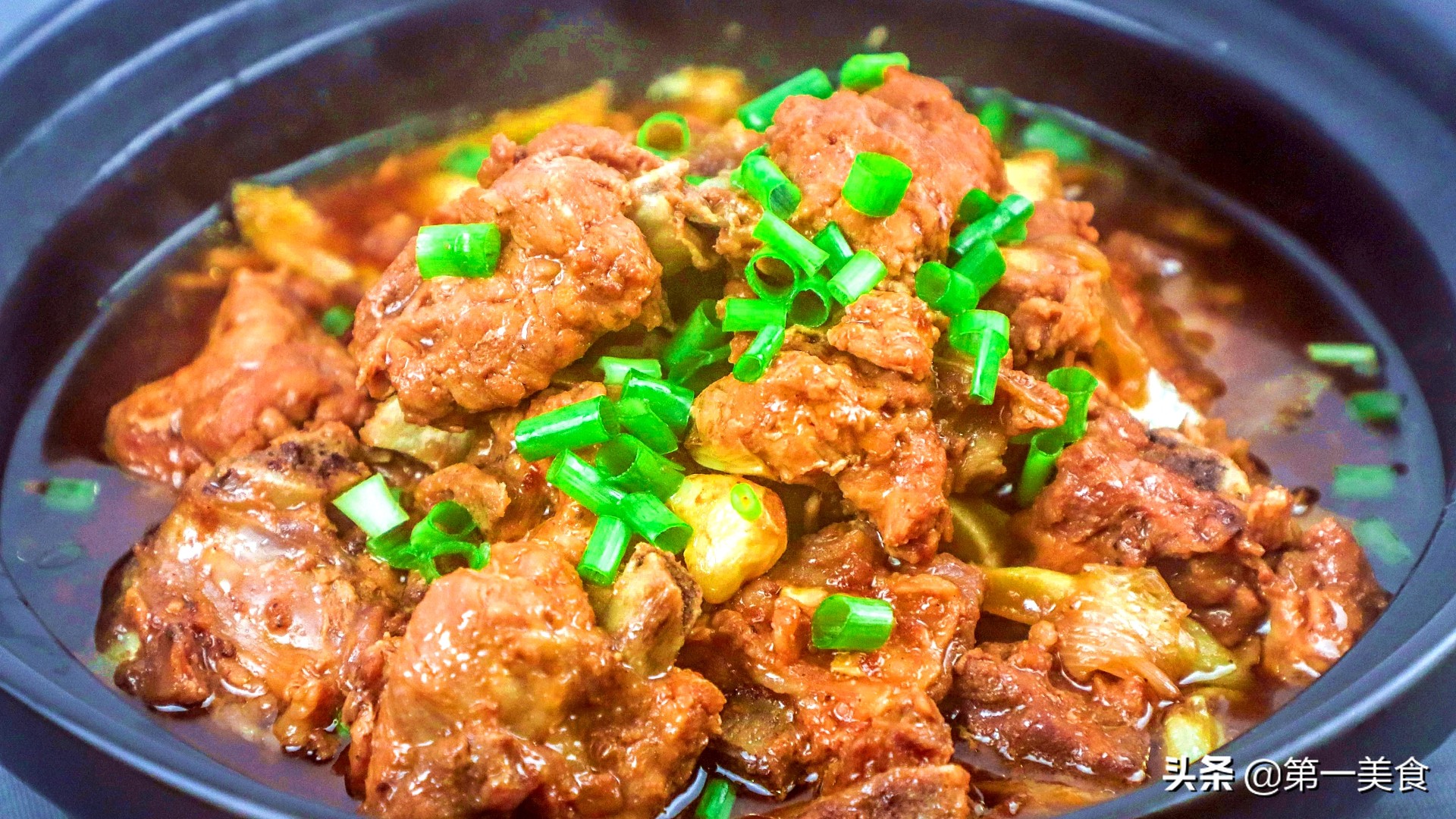 排骨直接焯水,难怪又腥又柴!记住3步,软烂可口,香到骨头里