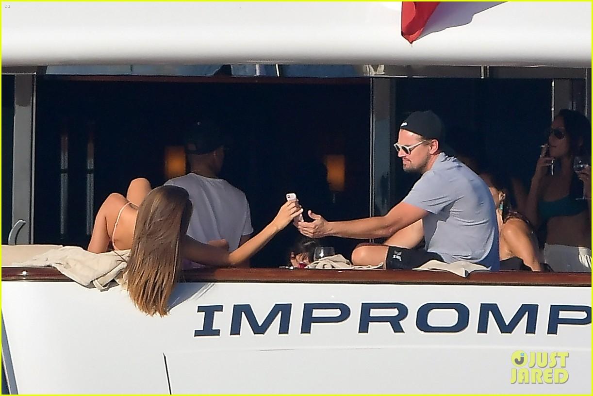 小李子办游艇派对女友庆生,小李子和朋友一起在游艇度假