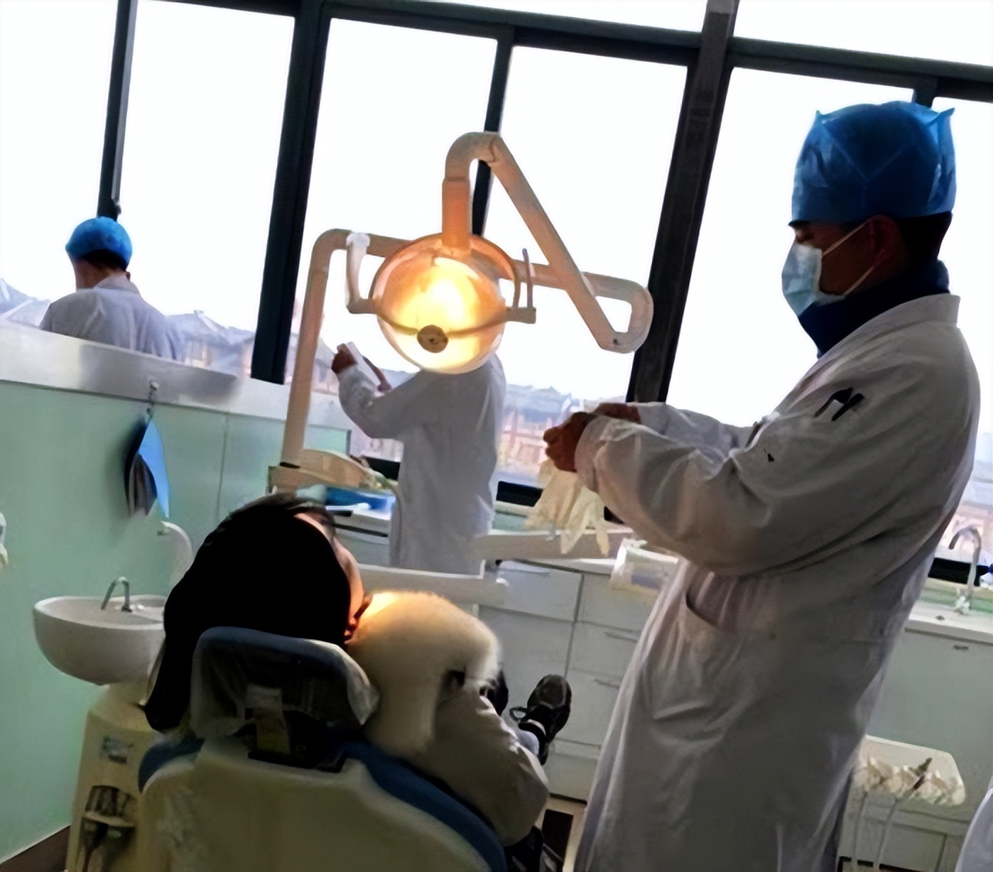 女子在诊所被人砍杀系情杀,女子刺伤牙医事件通报