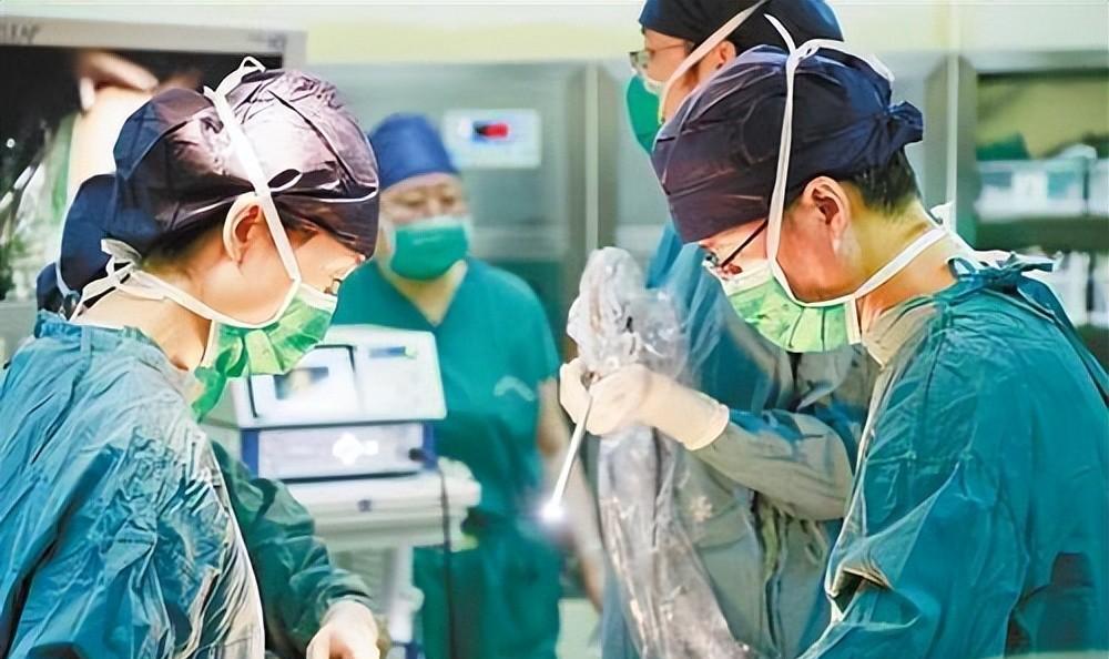 2015年，43岁母亲把子宫移植给22岁女儿，8年过去她们怎么样了？