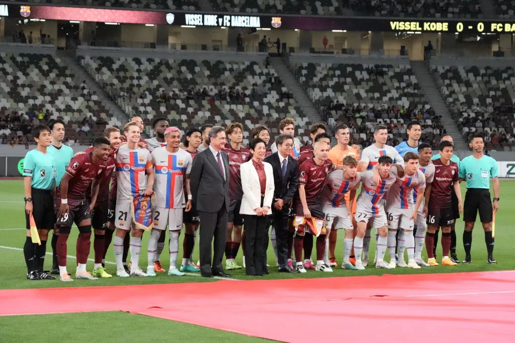 “再次见到你，微凉晨光里，笑得很甜蜜。”