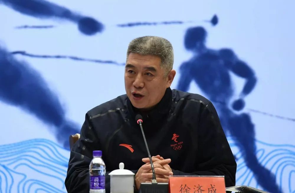 青岛主教练刘维伟和郭艾伦周琦,郭艾伦加盟新疆队