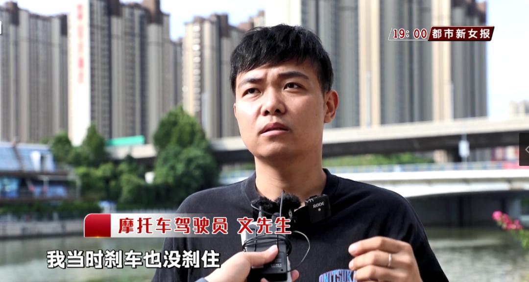 视频|摩托车车主腾空三周落地，头盔救了他一命