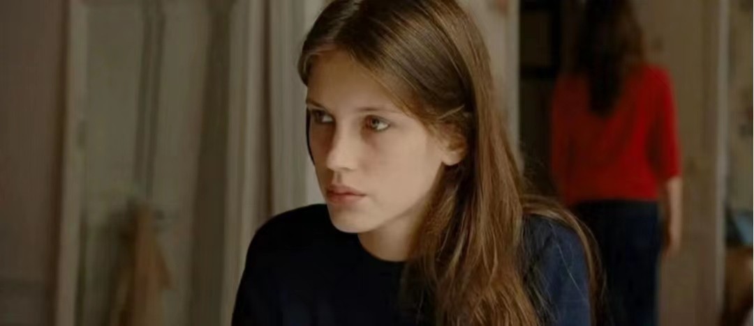 法国影片《花容月貌》以超现实的手法表达了什么？