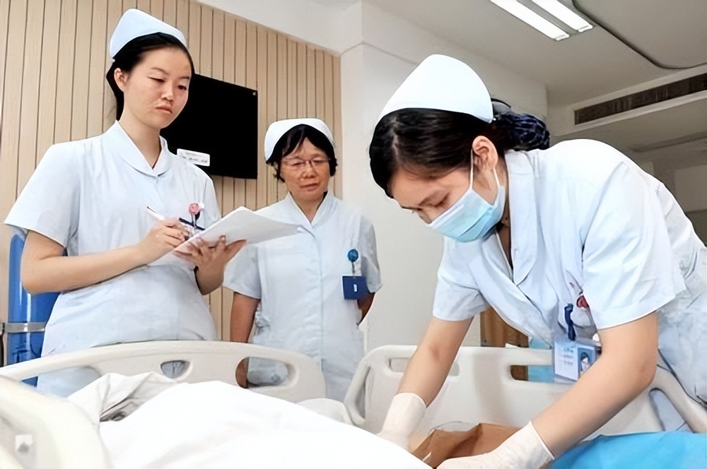 女护士处理男患者隐私部位时，会不好意思吗？听听护士怎么说