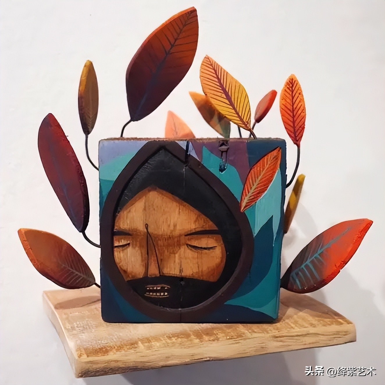 雕塑家制作雕塑的过程,他用木头做出了大象