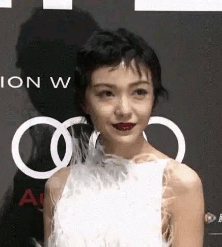 明星红毯假摔事件,明星红毯假摔倒抢镜