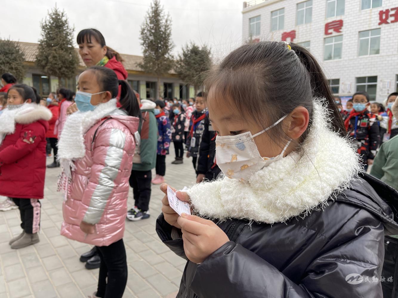 民勤:小小围巾有大爱这个冬季有点暖!